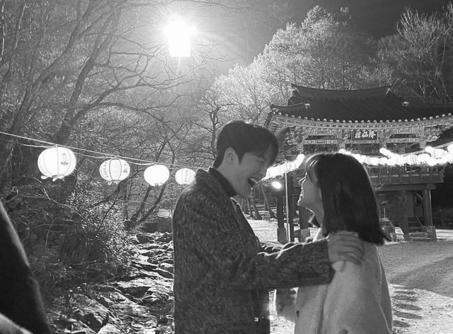 Hyeri dan Jang Ki Yong membuktikan chemistry mereka lewat foto candid yang diabadikan di lokasi syuting My Roommate Is A Gumiho. Penggemar sampai lupa Hyeri sudah punya kekasih. Foto: dok. Instagram hyeri_0609