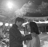 Hyeri dan Jang Ki Yong membuktikan chemistry mereka lewat foto candid yang diabadikan di lokasi syuting My Roommate Is A Gumiho. Penggemar sampai lupa Hyeri sudah punya kekasih. Foto: dok. Instagram hyeri_0609