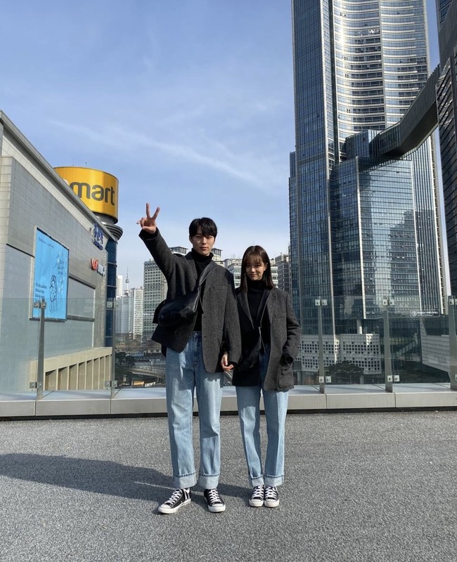 Salah satu episode menampilkan Jang Ki Yong mengubah diri menjadi Hyeri untuk menggantikannya berkencan dengan Bae In Hyuk. Alhasil, keduanya pakai outfit yang persis. Foto: dok. Instagram hyeri_0609