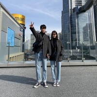 Salah satu episode menampilkan Jang Ki Yong mengubah diri menjadi Hyeri untuk menggantikannya berkencan dengan Bae In Hyuk. Alhasil, keduanya pakai outfit yang persis. Foto: dok. Instagram hyeri_0609