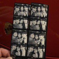 Meskipun foto bertiga dengan Kim Do Wan, penggemar dibuat salah fokus dengan Hyeri yang melingkarkan tangannya di bahu Jang Ki Yong. Foto: dok. Instagram hyeri_0609