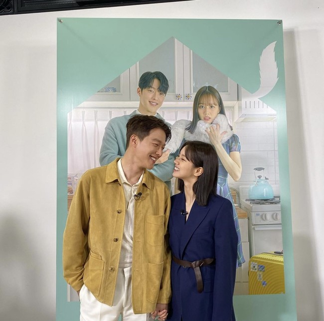 Potret yang dibagikan Hyeri bikin penggemar semakin baper. Ia dan Jang Ki Yong terlihat begitu serasi, terlebih keduanya bertatapan mesra sambil berpegangan tangan. Foto: dok. Instagram hyeri_0609