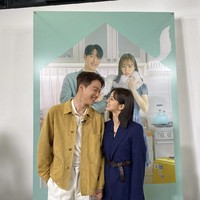 Potret yang dibagikan Hyeri bikin penggemar semakin baper. Ia dan Jang Ki Yong terlihat begitu serasi, terlebih keduanya bertatapan mesra sambil berpegangan tangan. Foto: dok. Instagram hyeri_0609