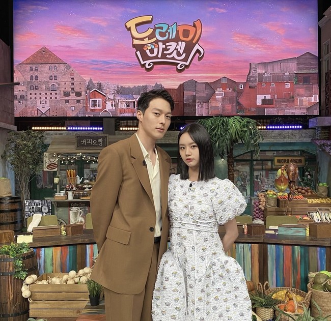 Sebulum tayang, Hyeri dan Jang Ki Yong mempromosikan My Roommate Is A Gumiho di program televisi Amazing Saturday. Sang aktris pernah jadi host tetap selama dua tahun di sana. Foto: dok. Instagram hyeri_0609