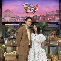 Sebulum tayang, Hyeri dan Jang Ki Yong mempromosikan My Roommate Is A Gumiho di program televisi Amazing Saturday. Sang aktris pernah jadi host tetap selama dua tahun di sana. Foto: dok. Instagram hyeri_0609