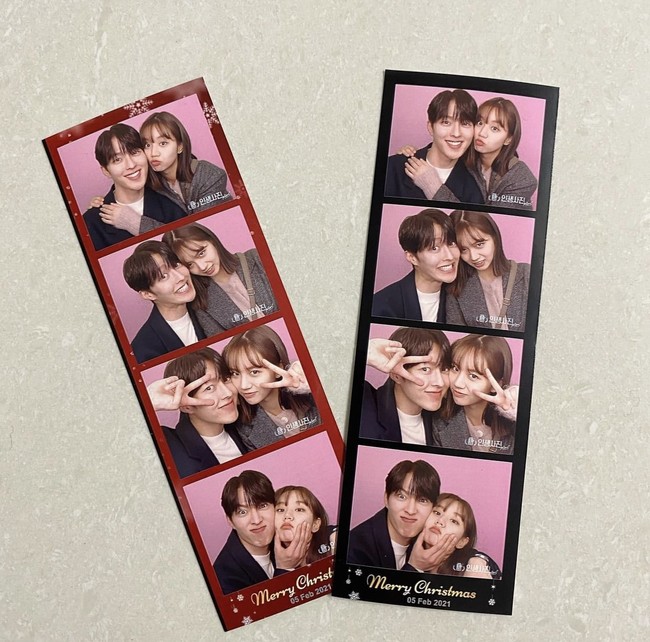 Dan terbaru, Hyeri dan Jang Ki Yong memposting photobox keduanya di akun Instagram masing-masing. Foto keempat berhasil bikin penggemar senyum-senyum sendiri. Foto: dok. Instagram hyeri_0609