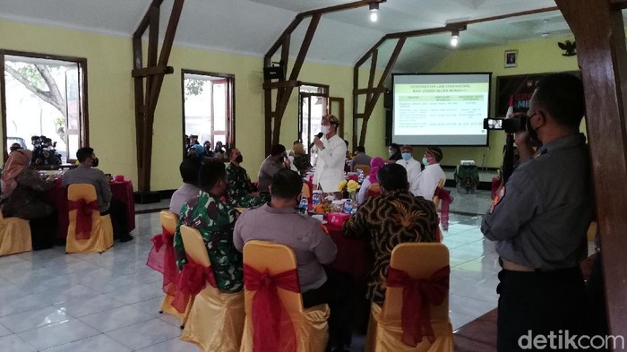 Kepala daerah se-Solo Raya rapat bahas PPKM di Makorem 074/Warastratama, Solo, Kamis (24/6/2021).