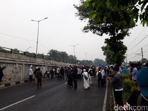 Massa Ricuh di Luar Lokasi Sidang HRS, Polisi Tembakkan Gas Air mata