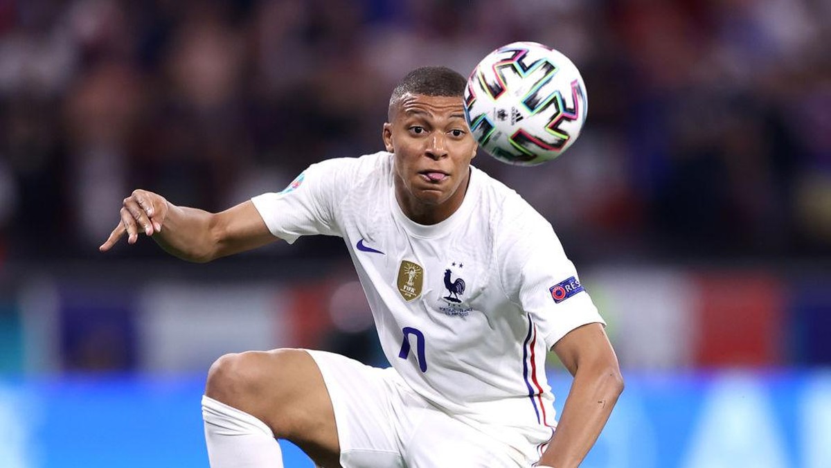 Mbappe belum mencetak gol di Euro 2020. Foto: Getty Images/Alex Pantling