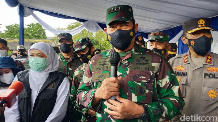 Kepala Staf Angkatan Laut (KASAL) Laksamana TNI Yudo Margono meninjau vaksinasi COVID-19 di Pelabuhan Tanjung Perak, Surabaya.