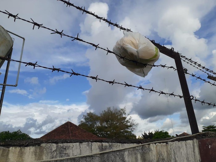 Petugas Lapas Klas I Surabaya di Porong menemukan bungkusan yang tersangkut di kawat berduri pagar. Bungkusan itu berisi tas, dan di dalam tas tersebut ditemukan 1,2 kg ganja.