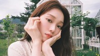 Dalam foto tersebut, Lee Sung Kyung dan Loco seperti berada di tempat yang sama. Foto: (dok. Instagram/heybiblee)