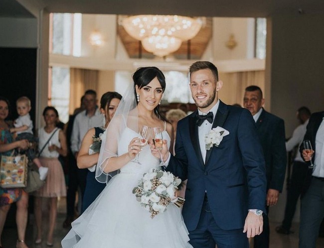 Pemain Euro 2020 asal Polandia Maciej Rybus juga punya istri cantik bernama Lana. Kisah cinta mereka sempat jadi kontroversi lantaran Lana adalah selingkuhan Maciej. Keduanya menikah saat Maciej masih berstatus tunangan dengan wanita lain. Foto: dok. Instagram