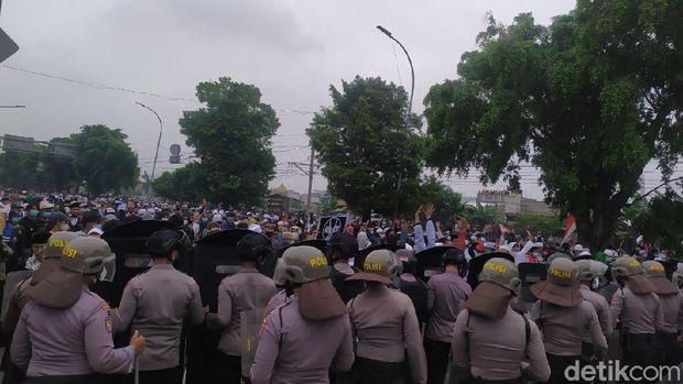 Massa pendukung Habib Rizieq hendak menuju PN Jaktim (Luqman Arun/detikcom)