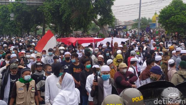 Massa pendukung Habib Rizieq hendak menuju PN Jaktim (Rakha/detikcom)