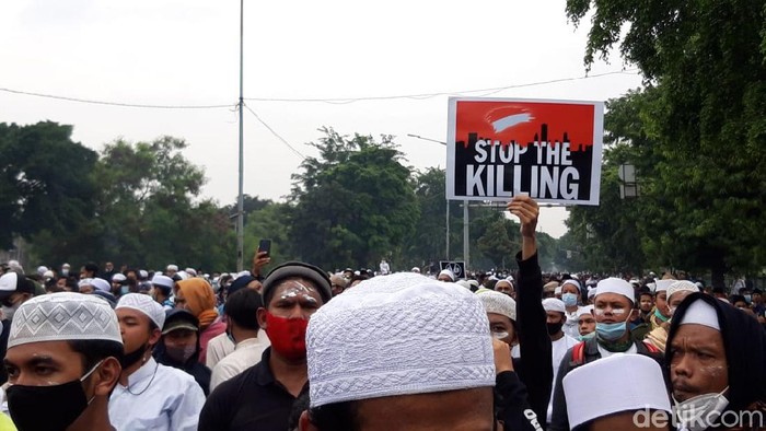 Massa pendukung Habib Rizieq hendak menuju PN Jaktim (Rakha/detikcom)