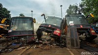 Bus tersebut merupakan generasi pertama TransJakarta, kini bus-bus tersebut tengah dipotong-potong.