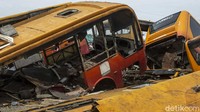 Belum diketahui pasti kemana potongan bus tersebut bakal berlabuh.