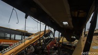 Petugas yang berada di lokasi pun tidak merinci kemana potongan bus tersebut dijual.