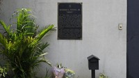 Karangan bunga terlihat di halaman rumah mantan Presiden Benigno Aquino III, di Kota Quezon, Filipina (24/6/2021) waktu setempat. Foto: AP/Aaron Favila