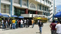 Para jurnalis menunggu kabar terbaru di depan RS Capitol Medical Center, tempat Presiden Filipina 2010-2016, Benigno Noynoy Aquino menghembuskan nafas terakhir, (24/6). Foto: AP/Joeal Calupitan