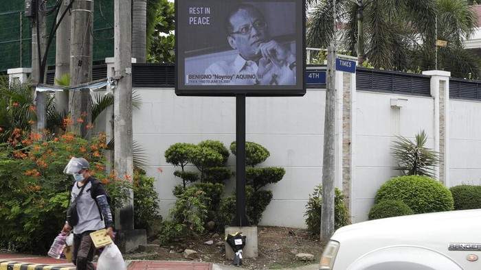 A sign is displayed near the house of former Philippine President Benigno Aquino III on Thursday, June 24, 2021 in Quezon city, Philippines. Aquino, the son of pro-democracy icons who helped topple dictator Ferdinand Marcos and had troublesome ties with China, died Thursday, a cousin and public officials said. (AP Photo/Aaron Favila)
