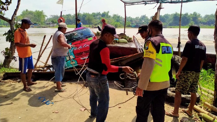 Nekat Dinaikkan Perahu Tambang, Truk Berisi 1 Ton Bawang Tercebur ke Sungai Brantas