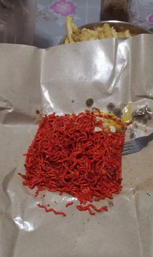 Netizen Kaget Lihat Pesanan Mie Goreng Berwarna Merah Mencolok