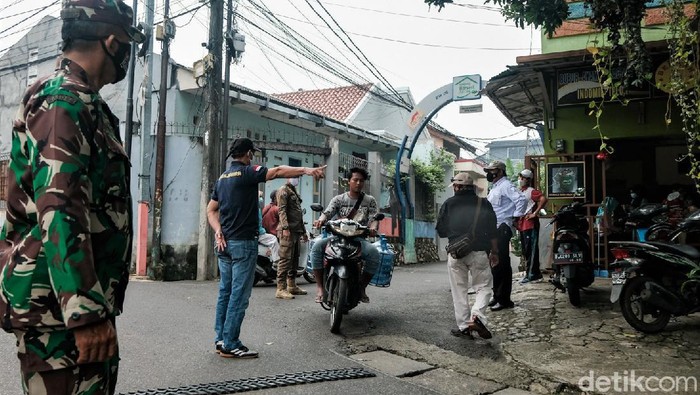 Petugas gabungan gelar razia masker di kawasan Ibu Kota. Razia masker dilakukan guna tingkatkan kesadaran masyarakat akan pentingnya terapkan protokol kesehatan