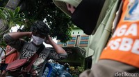 Oleh karena itu, petugas gabungan yang terdiri dari unsur kelurahan, Satpol PP, TNI, dan Polisi pun gencar melakukan razia masker.