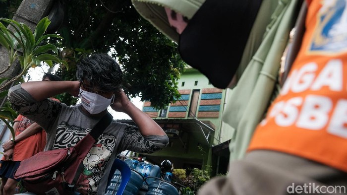 Petugas gabungan gelar razia masker di kawasan Ibu Kota. Razia masker dilakukan guna tingkatkan kesadaran masyarakat akan pentingnya terapkan protokol kesehatan