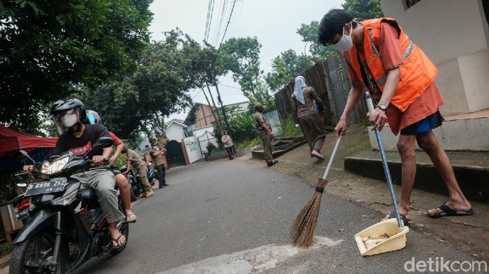 Petugas gabungan gelar razia masker di kawasan Ibu Kota. Razia masker dilakukan guna tingkatkan kesadaran masyarakat akan pentingnya terapkan protokol kesehatan