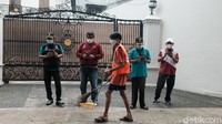 Warga yang kedapatan melanggar protokol kesehatan itu pun dikenakan sanksi oleh petugas.
