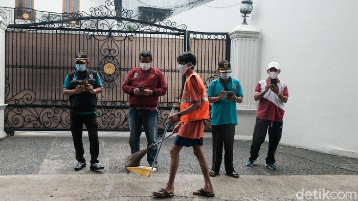 Petugas gabungan gelar razia masker di kawasan Ibu Kota. Razia masker dilakukan guna tingkatkan kesadaran masyarakat akan pentingnya terapkan protokol kesehatan