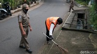 Selain diberikan sanksi menyapu jalan, warga pun diberikan masker oleh petugas.