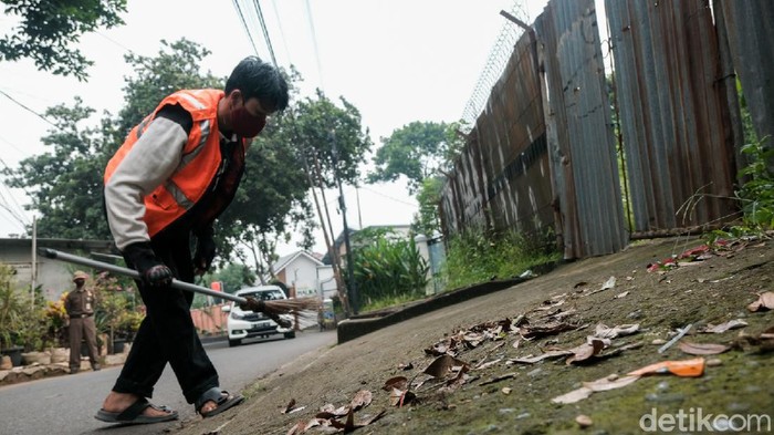 Petugas gabungan gelar razia masker di kawasan Ibu Kota. Razia masker dilakukan guna tingkatkan kesadaran masyarakat akan pentingnya terapkan protokol kesehatan