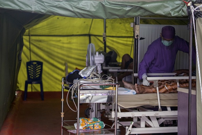 PASIEN COVID-19 DIRAWAT DI TENDA DARURAT Petugas kesehatan merawat pasien COVID-19 di tenda darurat Rumah Sakit QIM, Kabupaten Batang, Jawa Tengah, Rabu (23/6/2021). Sebanyak tiga pasien COVID-19 dirawat di tenda darurat Rumah Sakit QIM Batang karena kapasitas ruang isolasi sebanyak 29 sudah penuh. ANTARA FOTO/Harviyan Perdana Putra/hp.