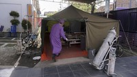Sebanyak tiga pasien COVID-19 dirawat di tenda darurat Rumah Sakit QIM Batang karena kapasitas ruang isolasi sebanyak 29 sudah penuh. ANTARA FOTO/Harviyan Perdana Putra