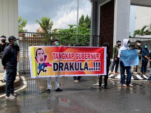 Murka Gubernur Riau Gara-gara Foto Diri Diedit Jadi Drakula