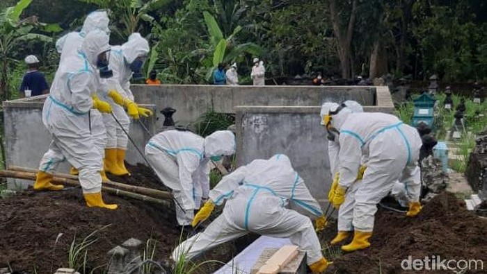 Pemakaman ibu pegiat sungai dengan protokol COVID di Klaten, Kamis (24/6/2021)