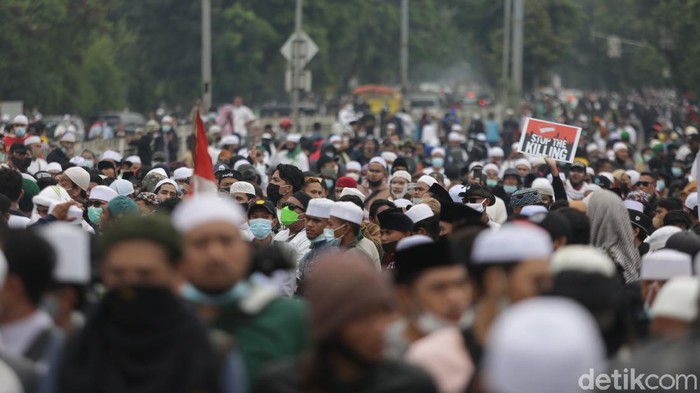 Massa pendukung Habib Rizieq Shihab (HRS) bertahan di flyover Pondok Kopi. Mereka bertahan di sana sembari meneriakkan takbir.
