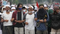 Pantauan detikcom, massa tampak masih bertahan di area sekitar flyover Pondok Kopi. Sejumlah pendukung Habib Rizieq yang berkerumun di sana tampak mengenakan masker namun ada pula pendukung yang mengenakan maskernya di dagu dan tak menutupi mulut juga hidung.