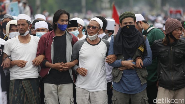 Massa pendukung Habib Rizieq Shihab (HRS) bertahan di flyover Stasiun Klender, Jaktim. Mereka bertahan di sana sembari meneriakkan takbir.