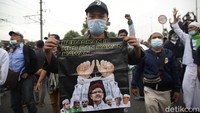 Beberapa orang ada yang membawa sejumlah poster dukungan untuk Habib Rizieq. Bendera Merah-Putih dikibarkan.