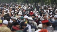 Massa meneriakkan kalimat takbir. Kalimat takbir itu diselingi dengan selawatan.  
