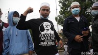 Selain itu, ratusan orang diduga simpatisan Habib Rizieq yang mendatangi PN Jakarta Timur diamankan pihak kepolisian.  