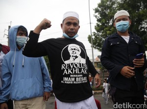 Sempat Ricuh, Massa Dekat Lokasi Sidang Vonis Rizieq Bubarkan Diri