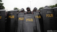 Sementara itu, barikade polisi yang semula berjaga di bibir flyover, terlihat mundur perlahan. Mobil water cannon disiagakan di flyover.  