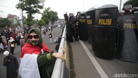 Hingga pukul 09.04 WIB, sebanyak 200 orang sudah diamankan polisi. Mereka diamankan karena dianggap berkerumun.