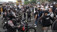 Dari hasil pemeriksaan sementara, polisi mendapati sejumlah dokumen bertulisan FPI. Selain itu, kepolisian juga tampak mengamankan buku rekening dan sejumlah laporan keuangan. Belum diketahui secara pasti untuk apa buku rekening dan sejumlah laporan keuangan itu.  
